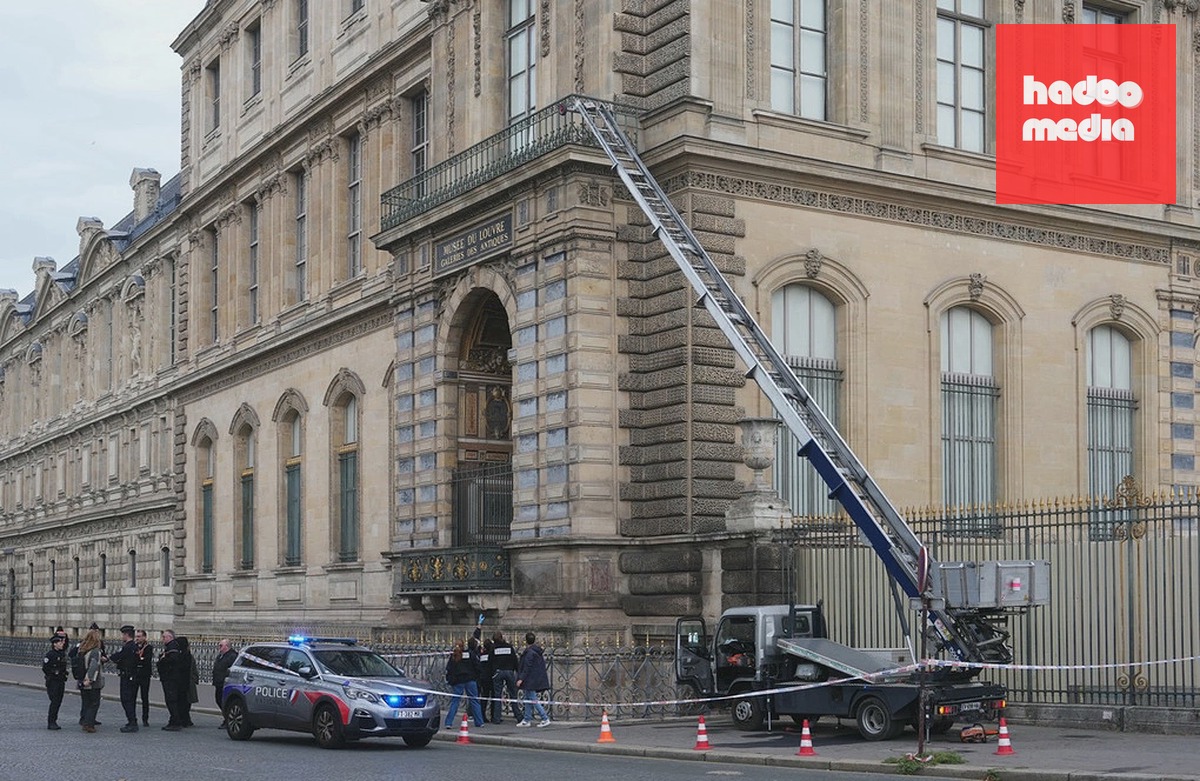 Nhóm trộm dùng xe tải có sàn nâng để đột nhập bảo tàng Louvre sáng 19/10/2025. Ảnh: AFP