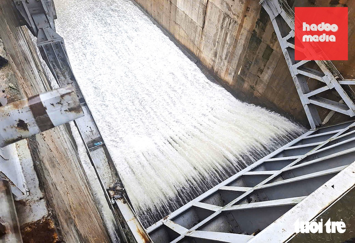 Hồ Bộc Nguyên vận hành xả tràn ngày 13-9 để bảo đảm an toàn công trình - Ảnh: LÊ MINH