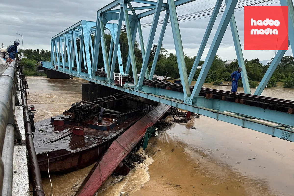 Ba sà lan nạo hút cát từ thượng nguồn trôi về chắn ngang cầu đường sắt Mỹ Chánh - Ảnh: QUANG HÀ