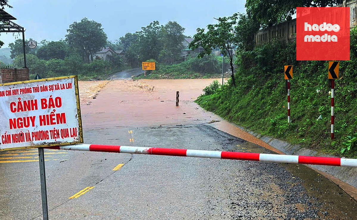 Cầu tràn trên quốc lộ 15D nước tràn qua, lượng chức năng cấm phương tiện và người qua lại. Ảnh: Anh Hạnh