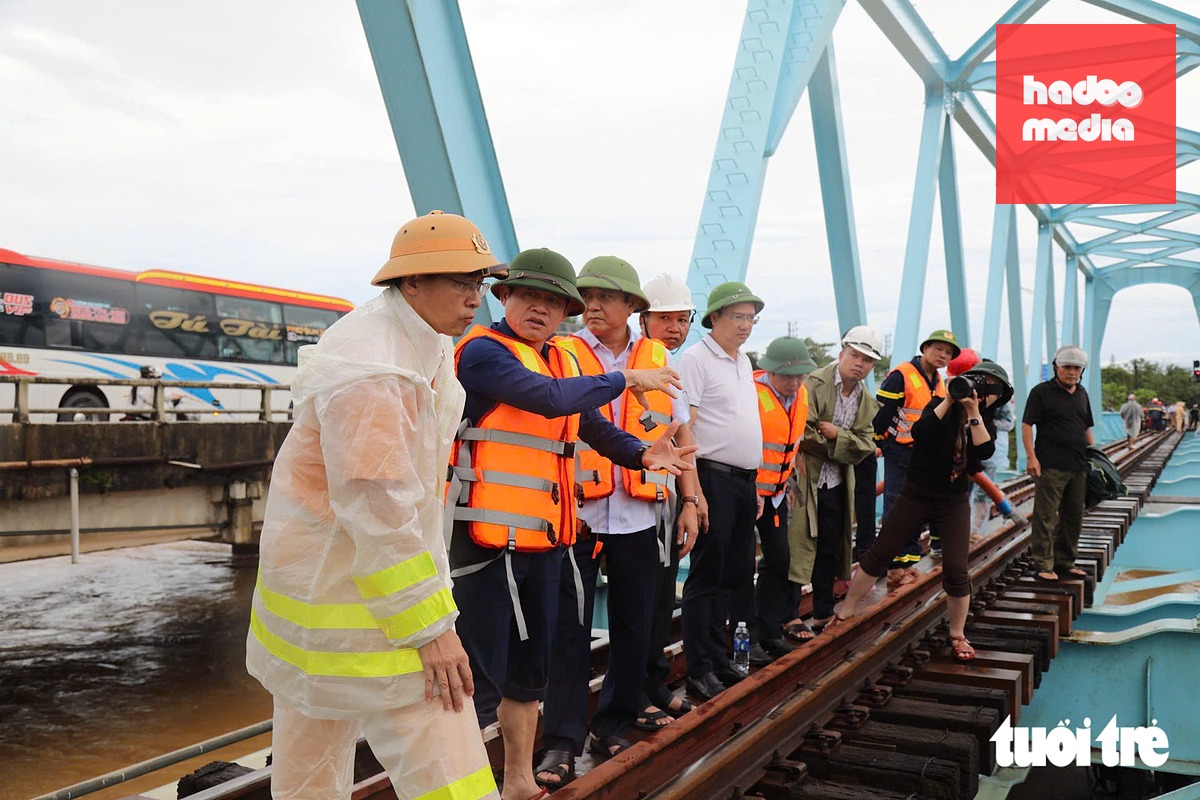 Ông Lê Văn Bảo (thứ 2 từ trái qua) có mặt tại hiện trường tìm giải pháp cứu cầu - Ảnh: HOÀNG TÁO