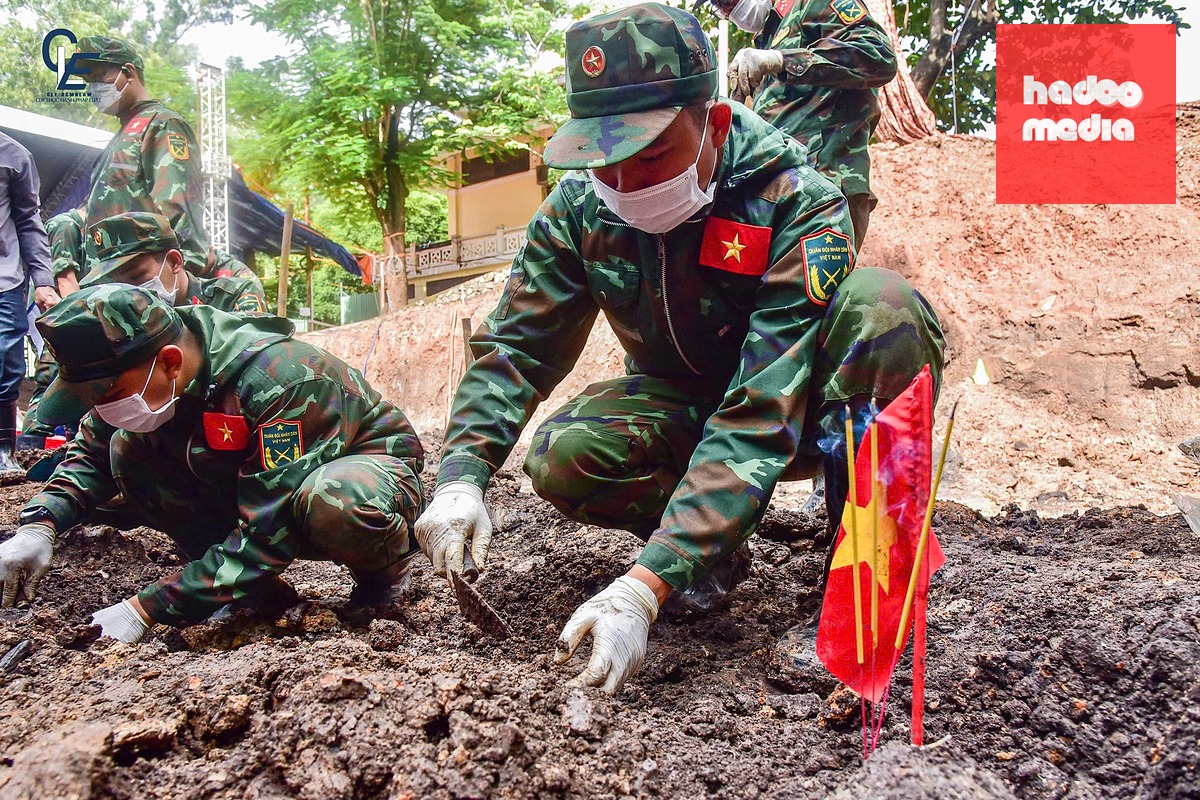 Ngày 13-9, Đội K74 thực hiện nhiệm vụ tại rãnh thứ hai, khu A công viên Lê Thị Riêng và tìm thấy thêm 11 bộ hài cốt liệt sĩ - Ảnh: Bộ Tư lệnh TP.HCM