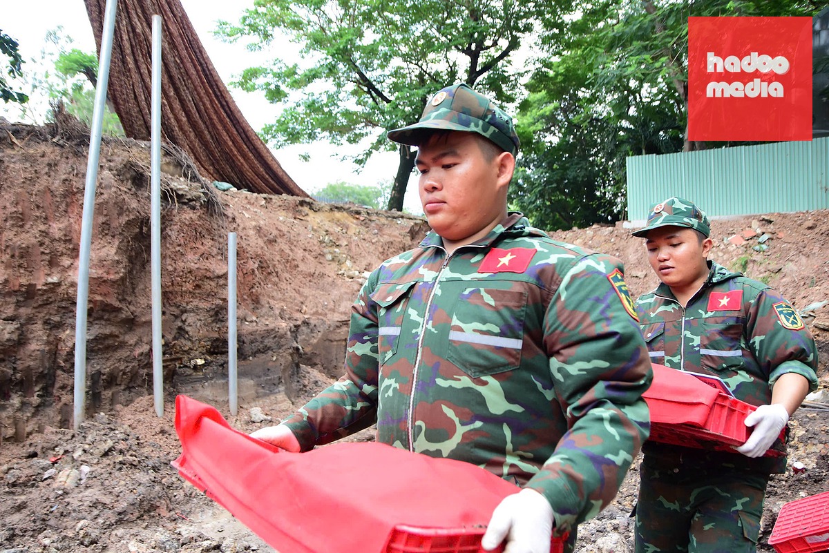 Chiến sĩ Đội K74 mang phần hài cốt liệt sĩ vừa tìm được về vị trí lưu mẫu - Ảnh: Bộ Tư lệnh TP.HCM