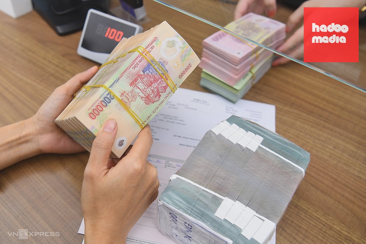 Giao dịch tiền mặt tại một ngân hàng. Ảnh: Giang Huy