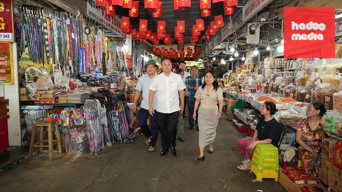 Ông Lê Trí Thanh - Chủ tịch UBND thành phố Huế - đi khảo sát chợ Đông Ba để nghiên cứu phương án tổ chức phố đêm Đông Ba - Bạch Đằng - Ảnh: NGỌC HIẾU