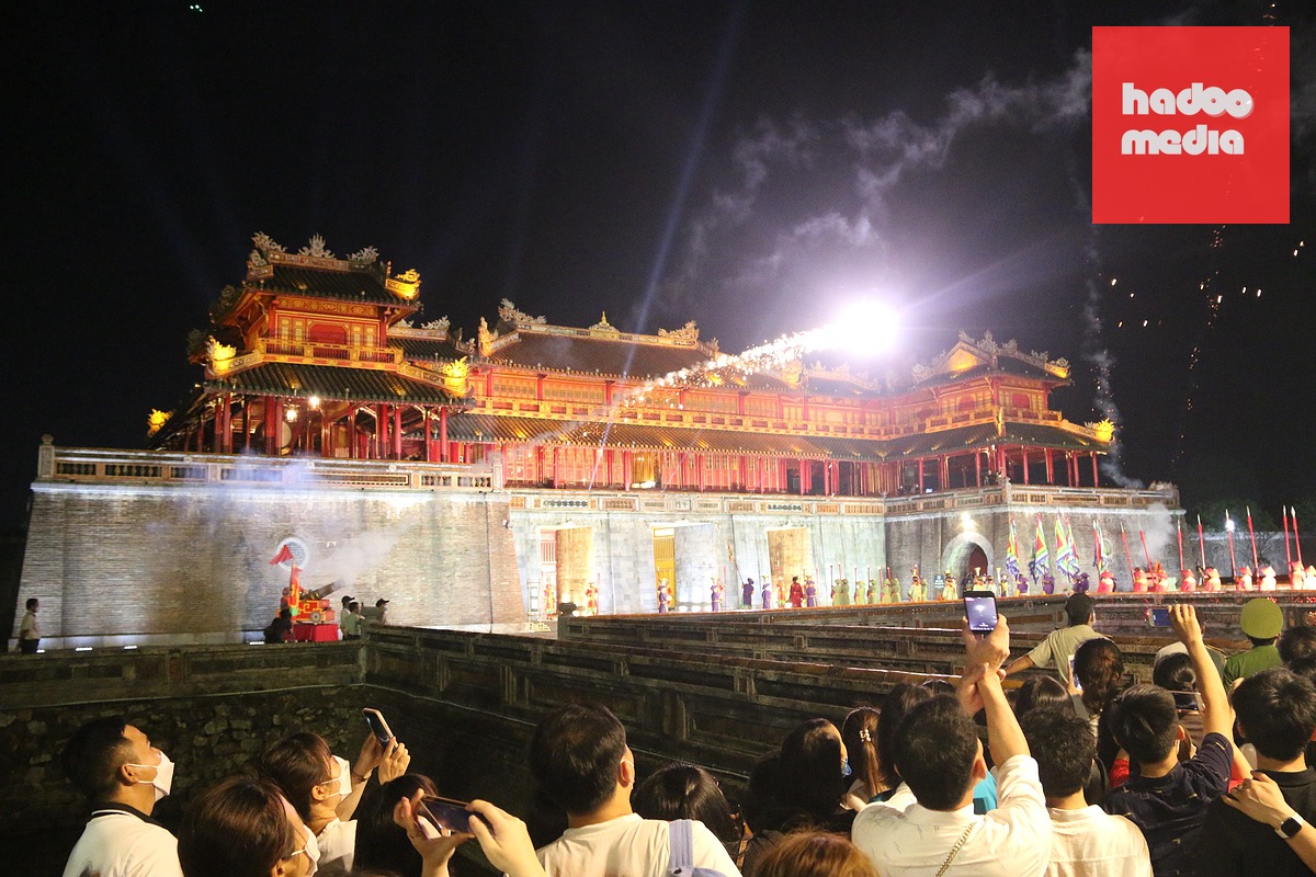 Thành phố Huế trước đây từng duy trì hoạt động một tuyến phố đêm bên trong khu vực Kinh thành Huế - Ảnh: NHẬT LINH