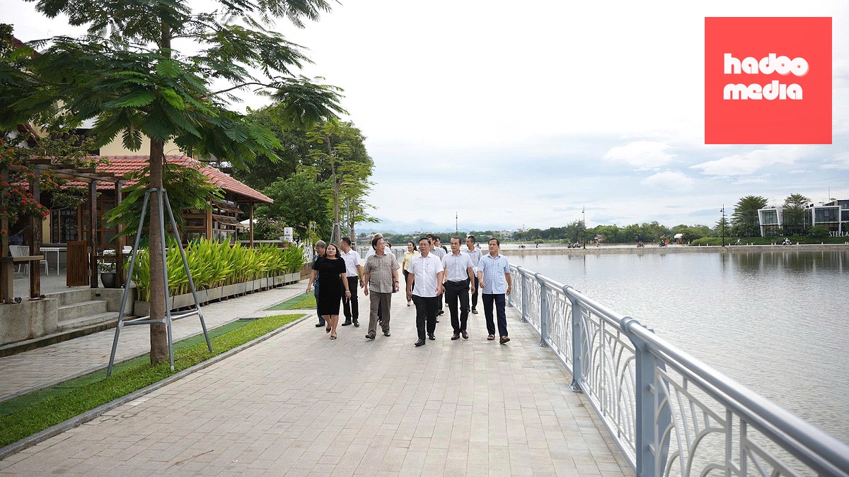 Ông Lê Trí Thanh đề xuất tận dụng mặt nước sông Như Ý để phát triển du lịch - Ảnh: NGỌC HIẾU