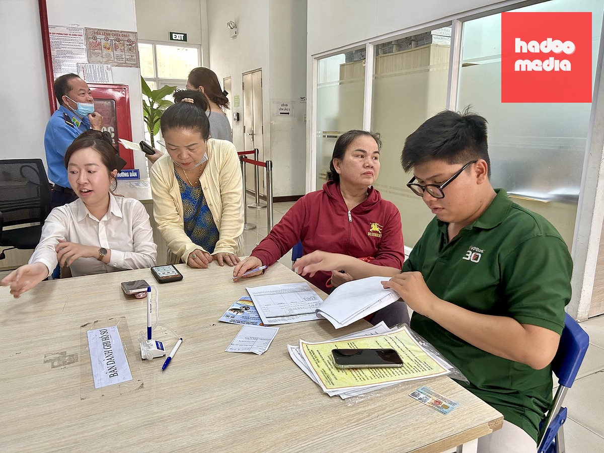 Đối với hồ sơ giải thể, chấm dứt hoạt động của người nộp thuế đã hoàn thành đầy đủ nghĩa vụ thuế, trong thời hạn 3 ngày làm việc, cơ quan thuế phải ban hành thông báo xác nhận. Trong ảnh, người dân làm thủ tục thuế tại Thuế cơ sở 1 thuộc Thuế TP.HCM - Ảnh: T.T.D