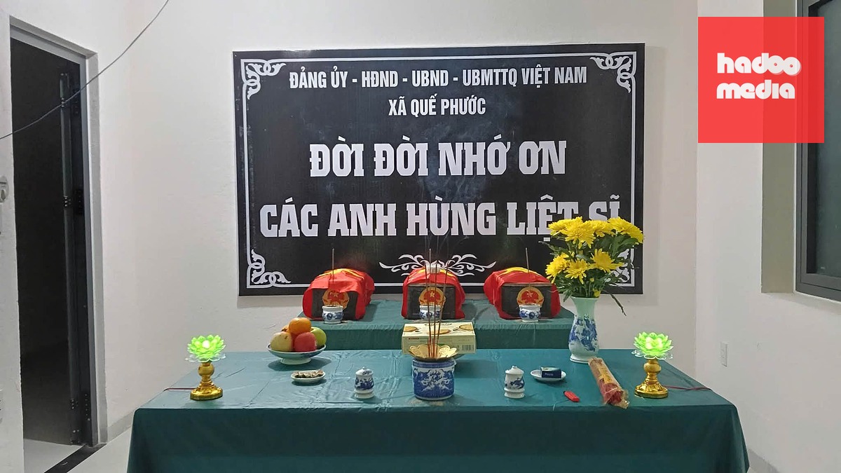 Ba hài cốt liệt sĩ vừa được khai quật ở xã Quế Phước - Ảnh: QUANG CƯỜNG