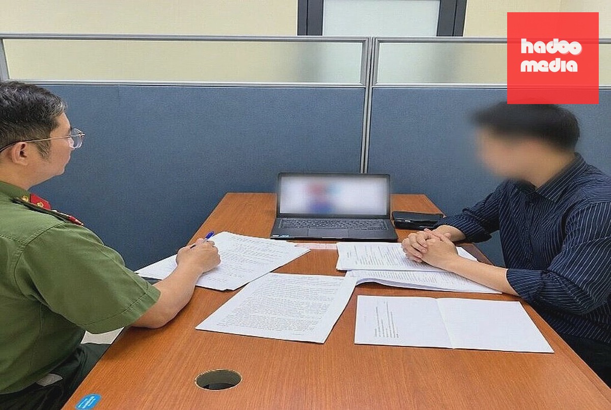 Công an làm việc với người vi phạm. Ảnh: Công an cung cấp