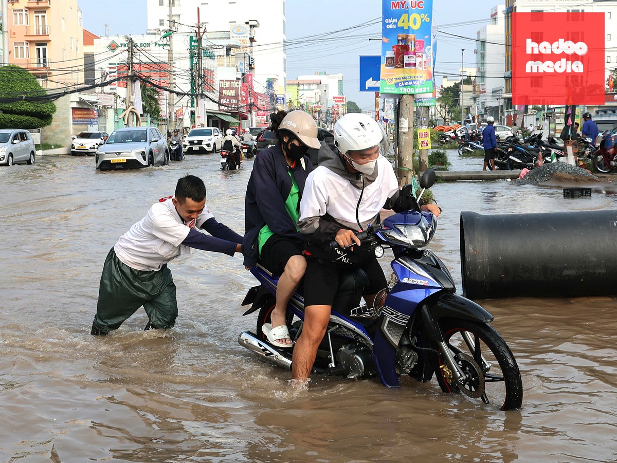 Do ngập sâu trên nhiều tuyến đường, nhiều xe chết máy - Ảnh: TRUNG PHẠM