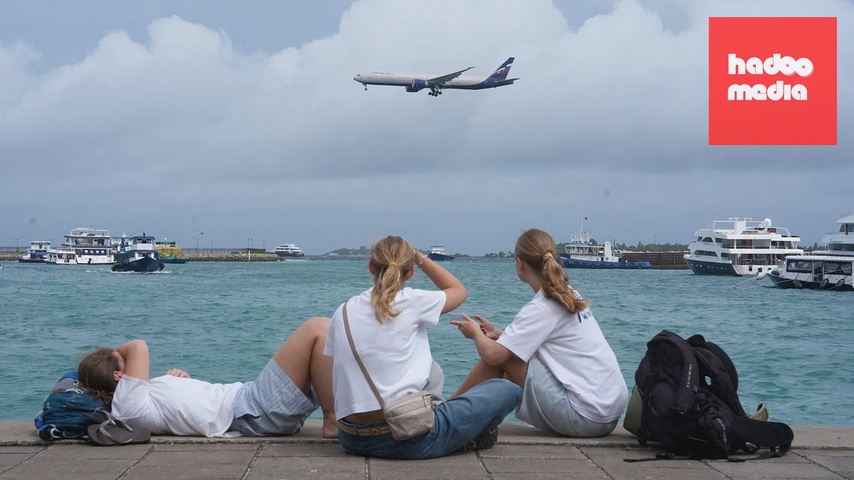 Turisté na Maledivách sledují přistávající letadlo ruské letecké společnosti Aeroflot, 21. května 2026
