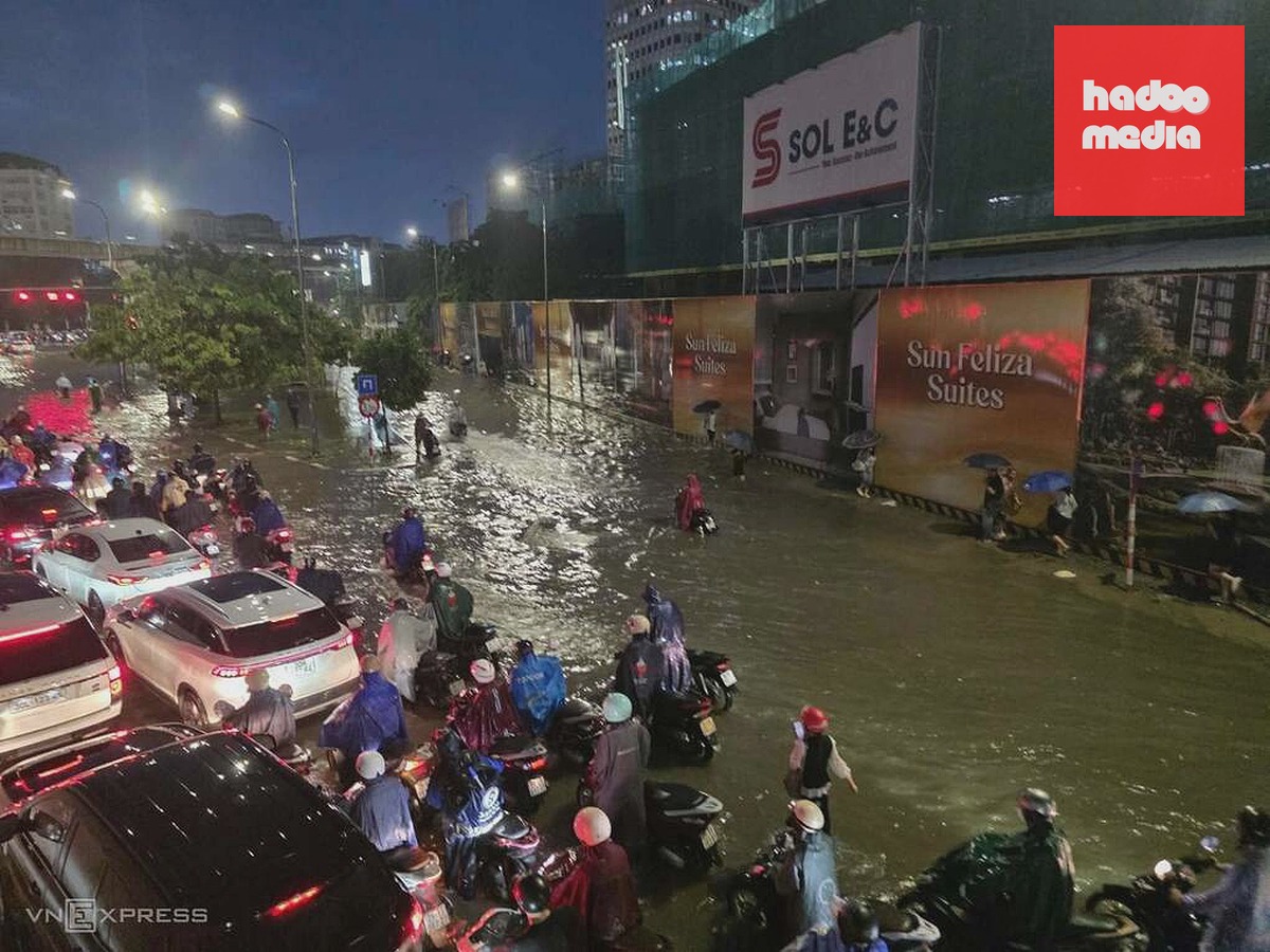 Mưa ngập tại nút giao Mai Dịch, Hà Nội đợt cuối tháng 8. Ảnh: Lan Anh