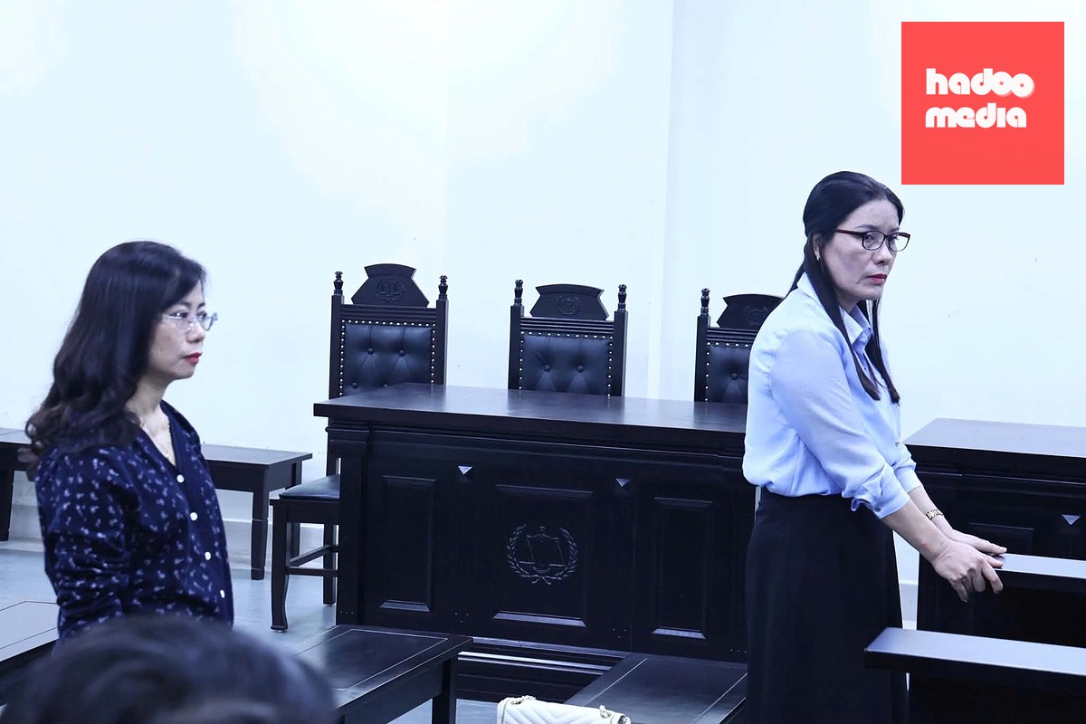 Cựu Hiệu trưởng Nguyễn Thị Bình cùng kế toán Phạm Thị Minh Nguyệt tại tòa sáng 14-9 - Ảnh: GIANG LONG
