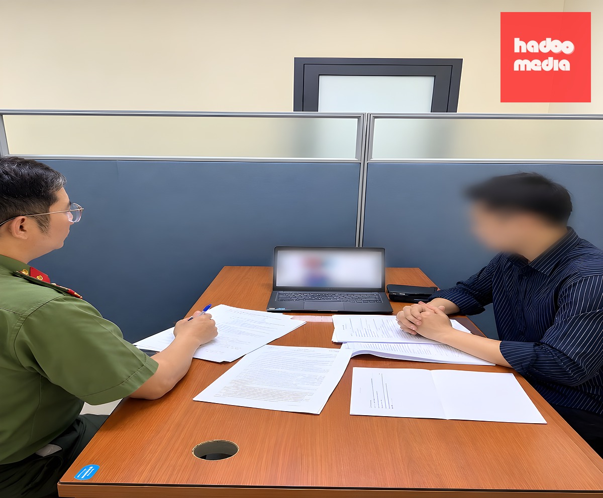 Công an làm việc với anh Đ.X.H. về hành vi vi phạm - Ảnh: Công an cung cấp