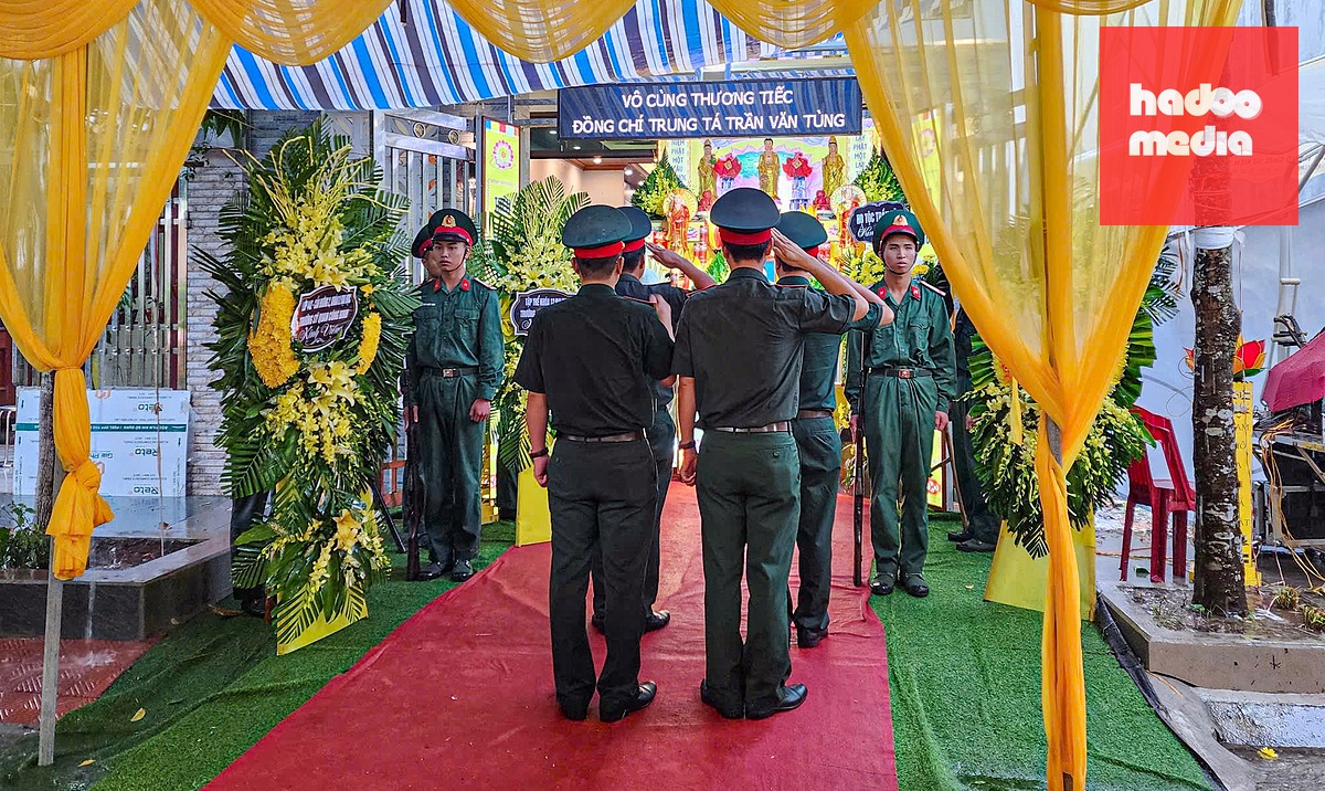 Đồng đội tiễn đưa Trung tá Trần Văn Tùng - Ảnh: THIÊN KHÔI