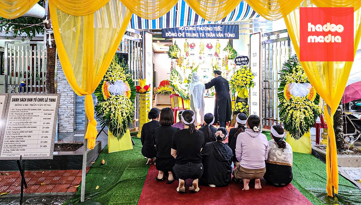 Người thân tiễn biệt Trung tá Trần Văn Tùng - Ảnh: THIÊN KHÔI