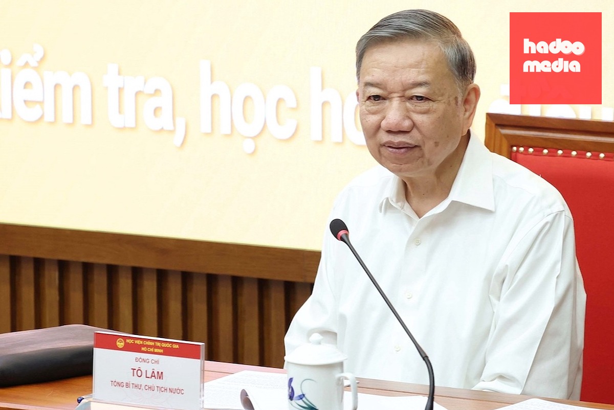Tổng Bí thư, Chủ tịch nước Tô Lâm trao đổi và truyền đạt chuyên đề - Ảnh: TTXVN