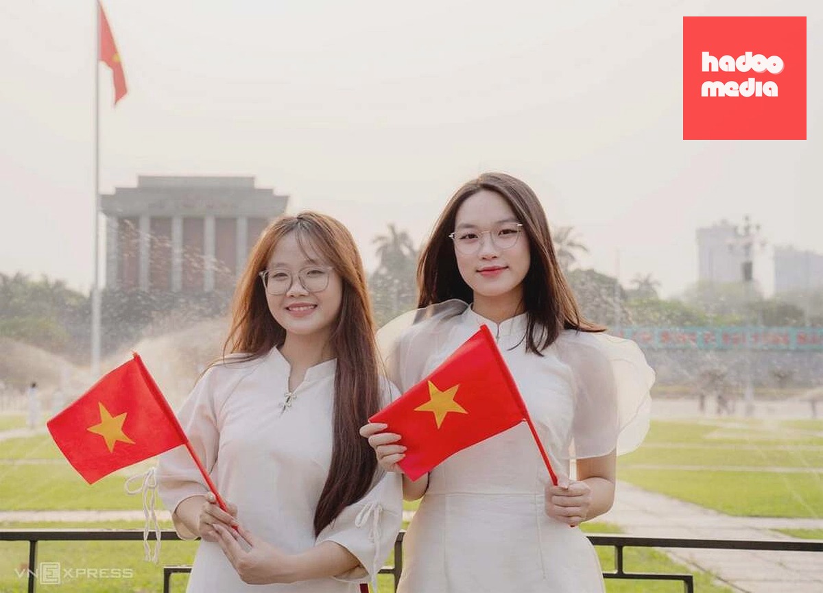 Người trẻ Hà Nội chụp ảnh trước Quảng trường Ba Đình. Ảnh: Hoàng Giang