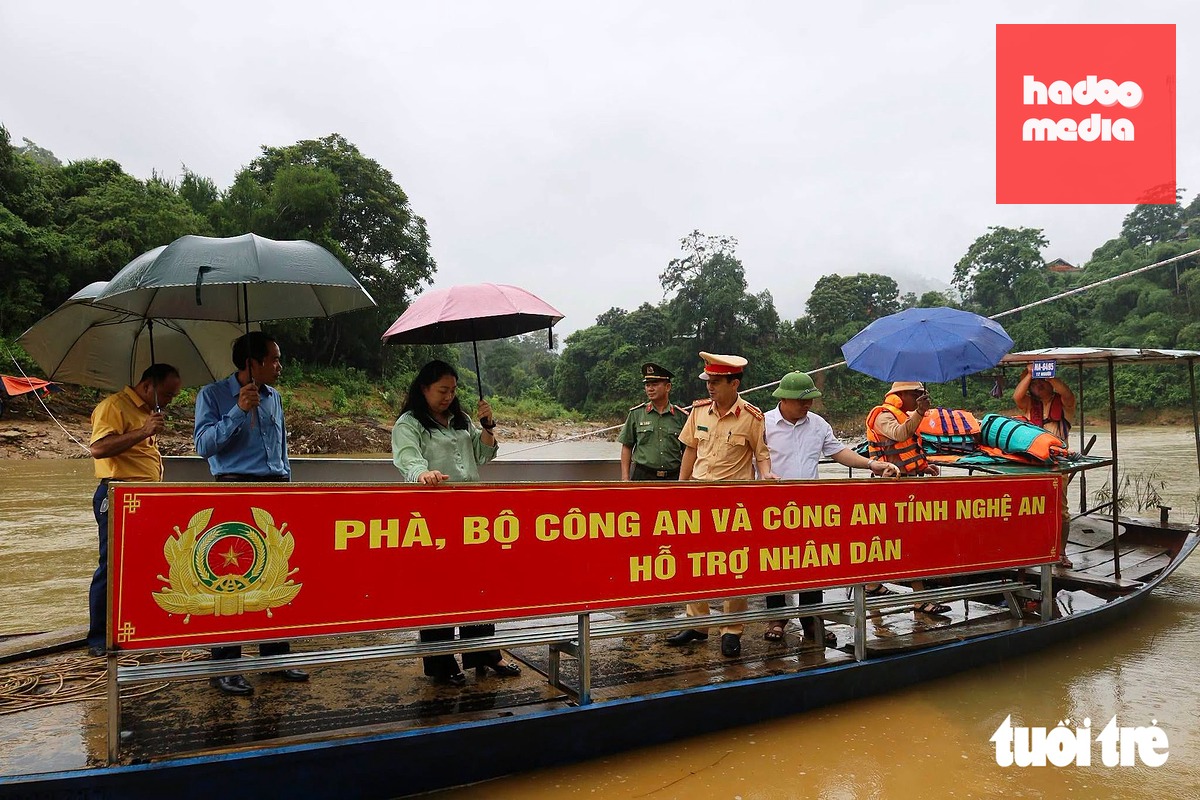 Phà do Bộ Công an và Công an tỉnh Nghệ An hỗ trợ người dân qua lại an toàn trong mùa mưa lũ ở xã Yên Hòa - Ảnh: THANH NGỌC