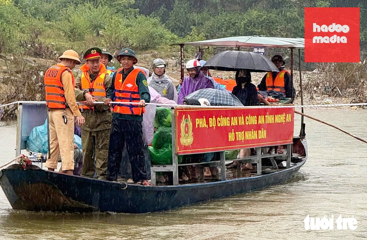 Chiếc phà mới sẽ giúp người dân ở xã miền núi Nghệ An có cầu bị lũ cuốn trôi qua sông an toàn hơn trong thời gian chờ cầu mới được xây dựng - Ảnh: TÂM PHẠM