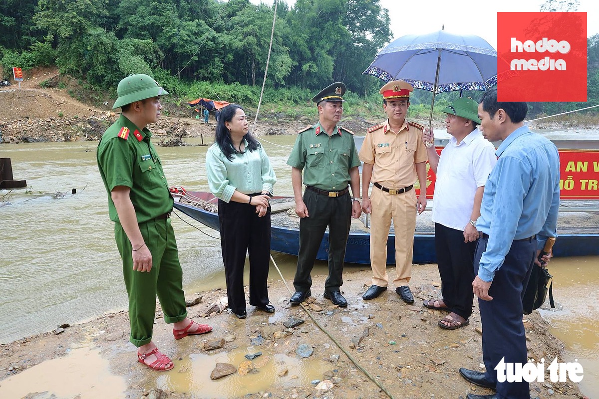 Chính quyền địa phương cùng các lực lượng công an, quân đội đưa phương án hỗ trợ người dân xã Yên Hòa, Nghệ An qua sông an toàn trong thời gian chờ xây cầu - Ảnh: THANH NGỌC