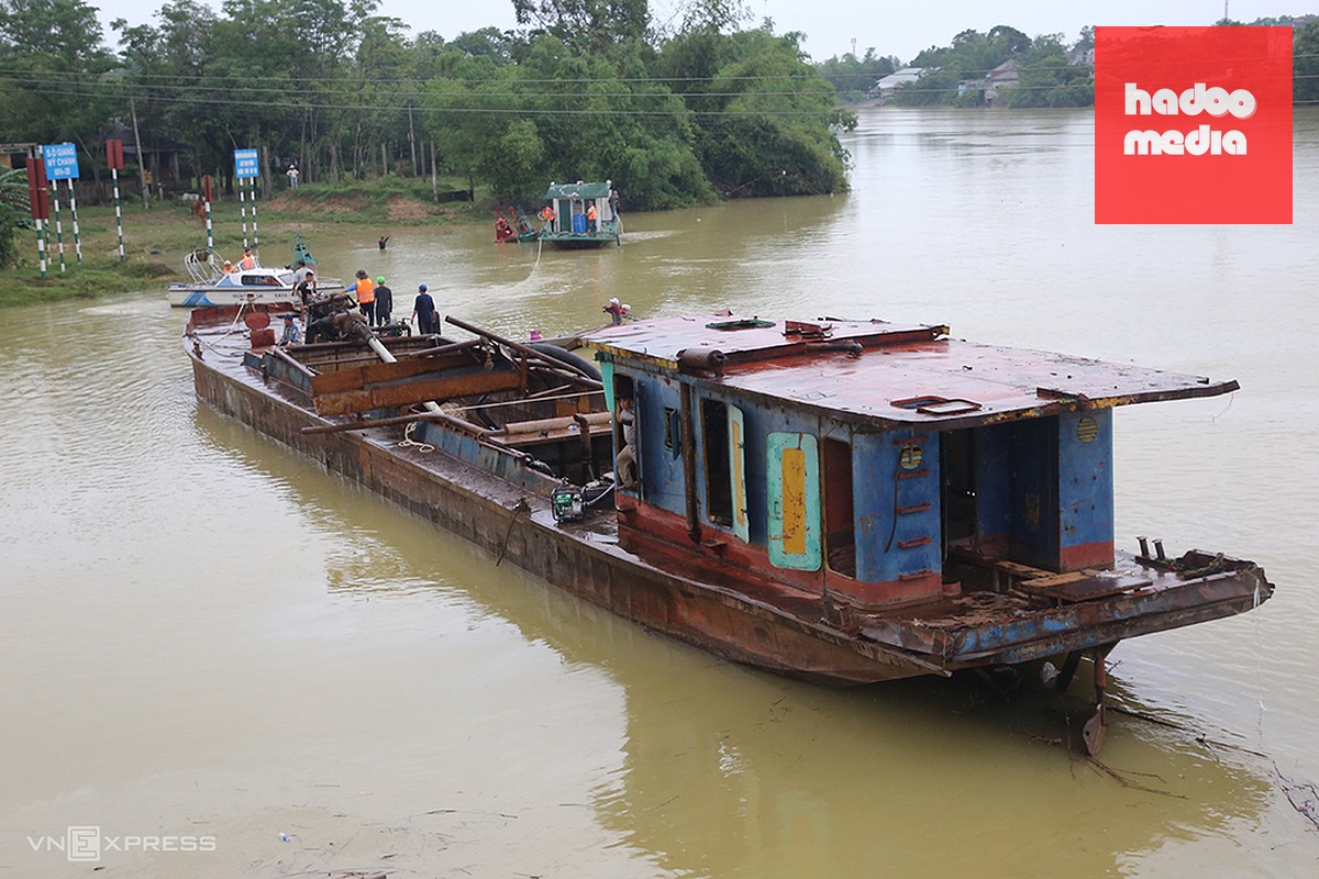 Sà lan lớn nhất mắc kẹt dưới cầu đường sắt Mỹ Chánh được giải cứu, đưa về hạ lưu cách cầu khoảng 200 m neo đậu, chiều 14/9. Ảnh: Đắc Thành