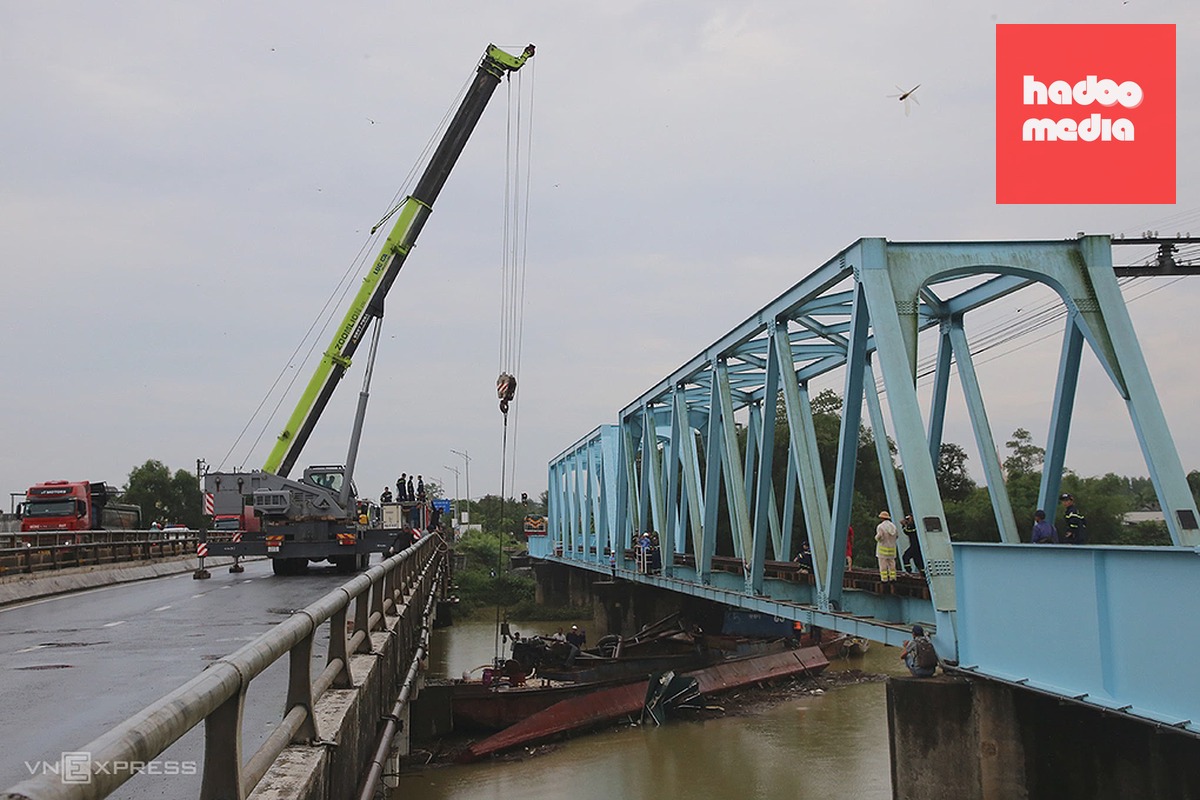 Máy cẩu 50 tấn nhấc phần đầu tàu mắc vào trụ cầu, giải cứu thành công sau một ngày mắc kẹt. Ảnh: Đắc Thành