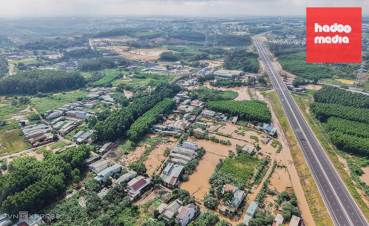 Khu vực cống thoát nước sông Buông đặt lệch dòng qua cao tốc Biên Hòa - Vũng Tàu. Ảnh: Phước Tuấn