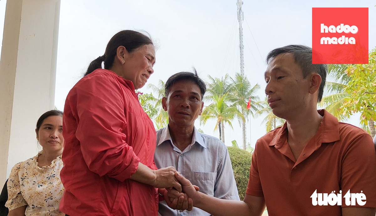 Bà Trương Thị Vân (47 tuổi), vợ ngư dân Nguyễn Ninh (48 tuổi), bật khóc khi đến cảm ơn thuyền trưởng Nguyễn Văn Hữu vì đã đưa chồng từ cõi chết trở về - Ảnh: TẤN LỰC