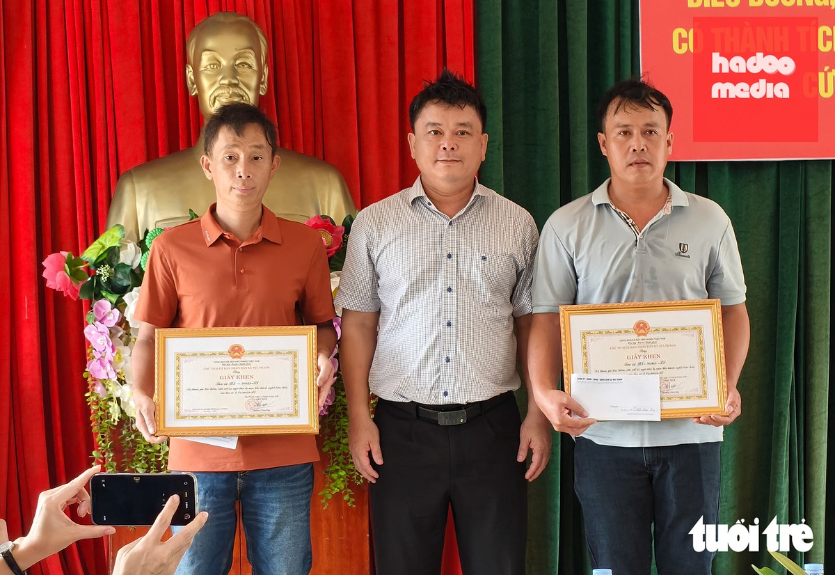 UBND xã Núi Thành, TP Đà Nẵng, khen thưởng hai thuyền trưởng tàu cá đã tham gia cứu sống 32 ngư dân tàu câu mực xã Núi Thành - Ảnh: TẤN LỰC