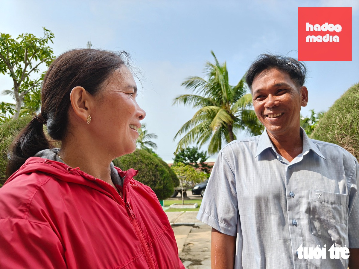Vợ chồng ngư dân Nguyễn Ninh vui mừng vì đã thoát qua cửa tử để trở về bên nhau - Ảnh: TẤN LỰC