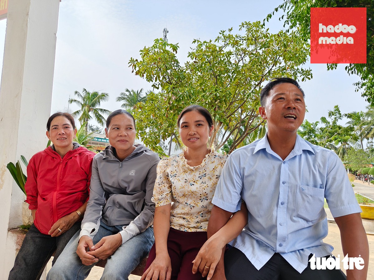 Ngư dân Bùi Gặp bên cạnh người vợ của mình khi trở về từ cõi chết - Ảnh: TẤN LỰC