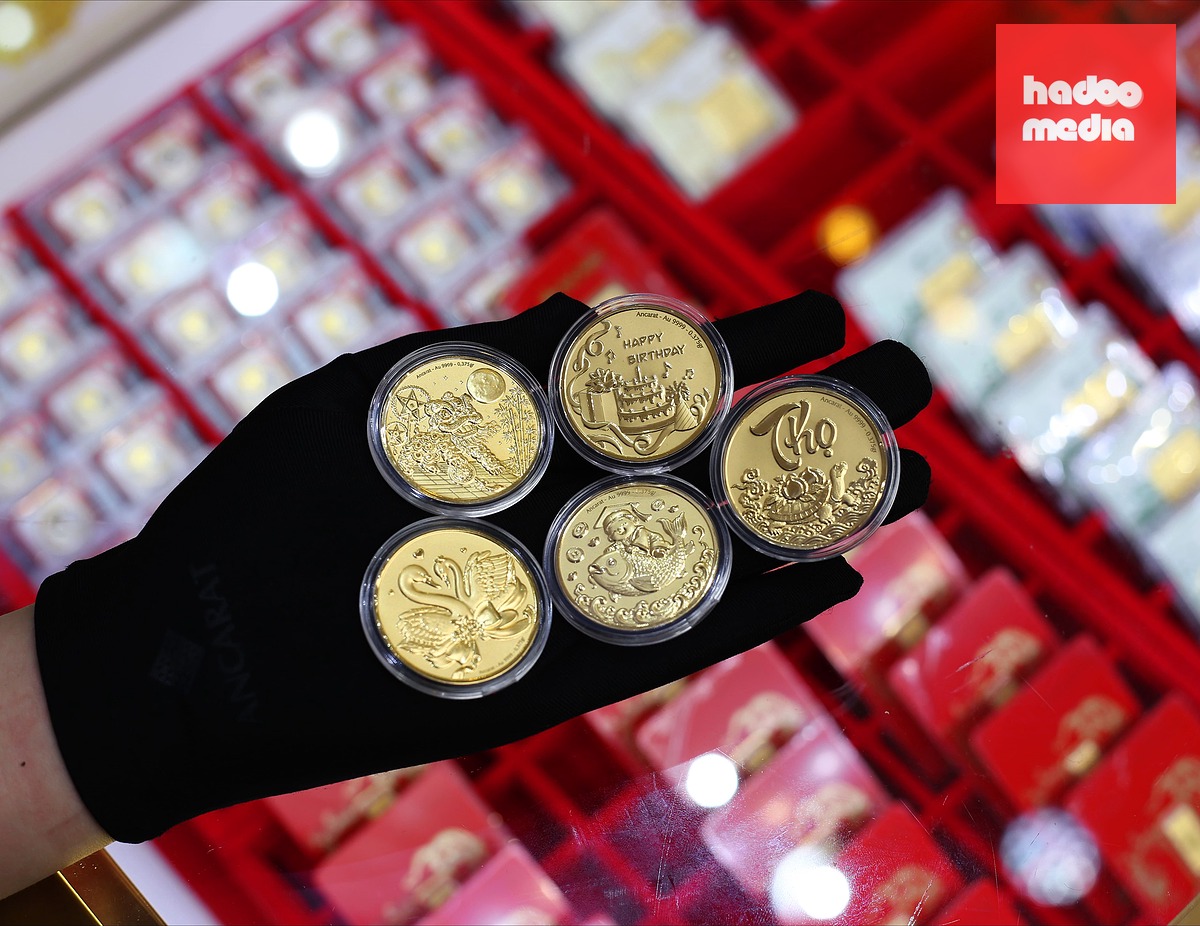 So với giá vàng thế giới quy đổi, hiện giá vàng trong nước đang cao hơn 9,6 triệu đồng/lượng - Ảnh: H.N