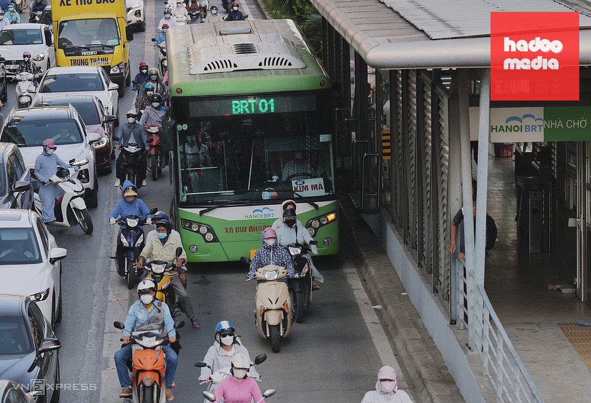 Xe buýt nhanh BRT lưu thông trên làn đường ưu tiên. Ảnh: Ngọc Thành