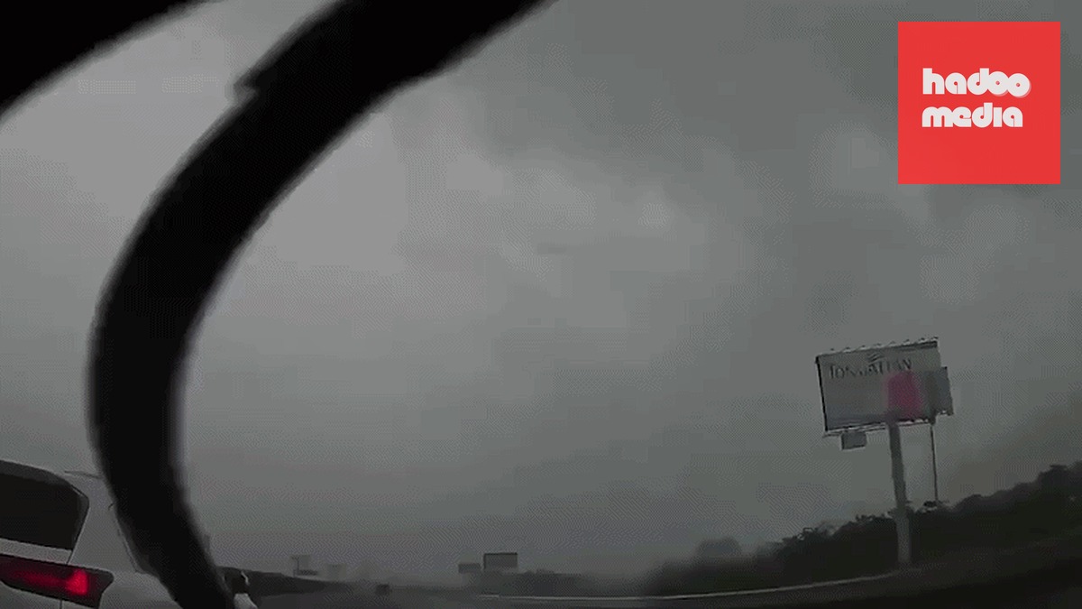 Camera xe khách ghi cảnh xe Lexus lạng lách rồi dừng đột ngột giữa cao tốc - Ảnh: D.C.
