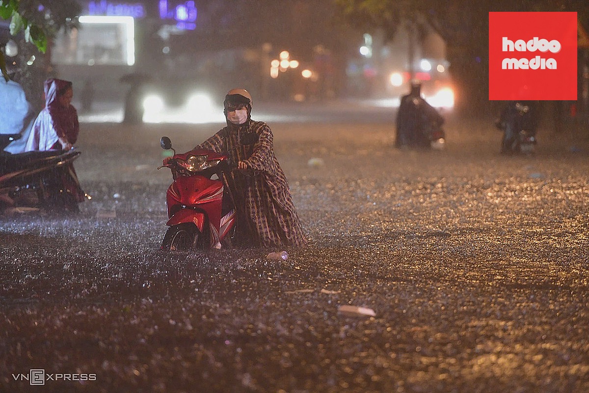 Nước ngập gần ngang yên xe máy trên đường Quốc Hương trong khu Thảo Điền (TP Thủ Đức cũ), tối 10/9. Ảnh: Thanh Tùng