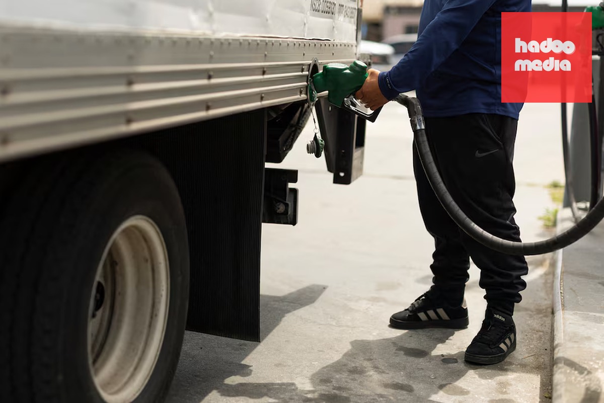 Dầu diesel được bơm vào xe tải ở California (Mỹ) hồi tháng 5/2026. Ảnh: Reuters
