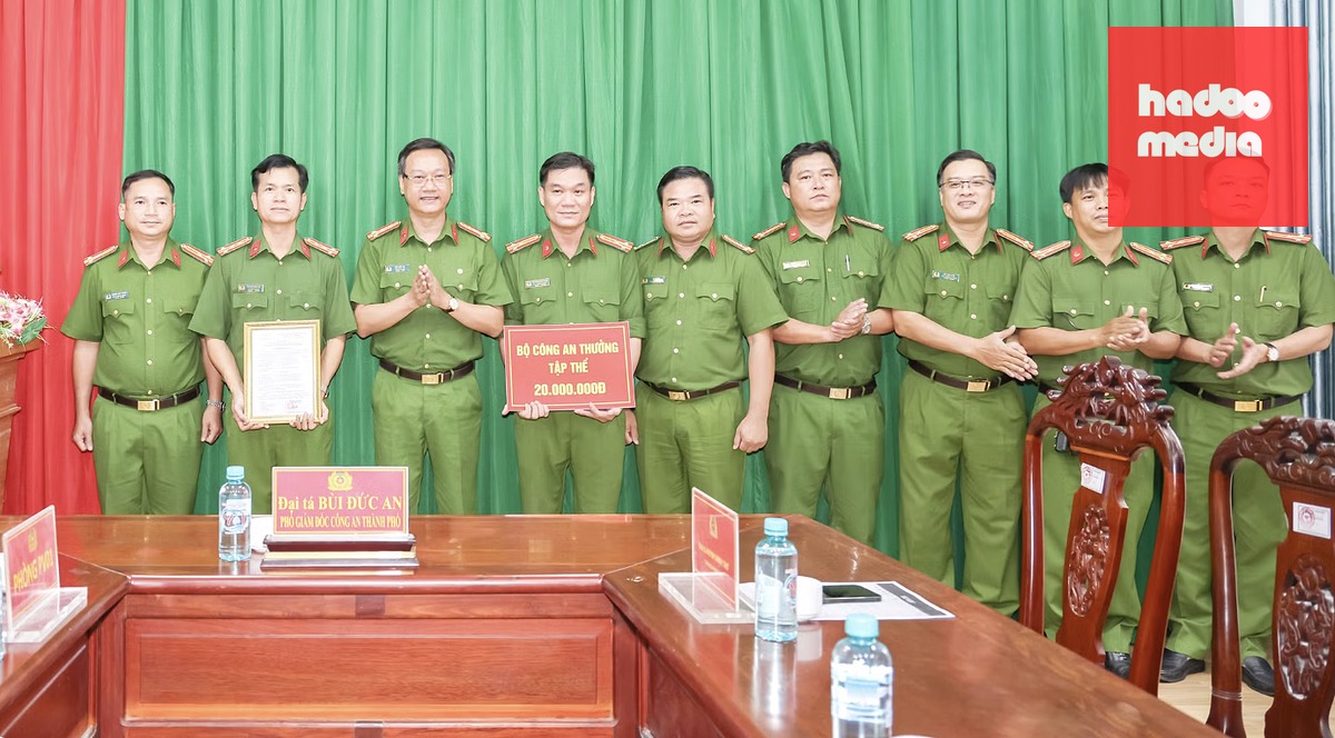 Đại tá Bùi Đức An, Phó giám đốc Công an TP Cần Thơ, trao thư khen và tiền thưởng đột xuất của Bộ trưởng Bộ Công an cho tập thể Phòng Cảnh sát hình sự - Ảnh: Công an TP Cần Thơ