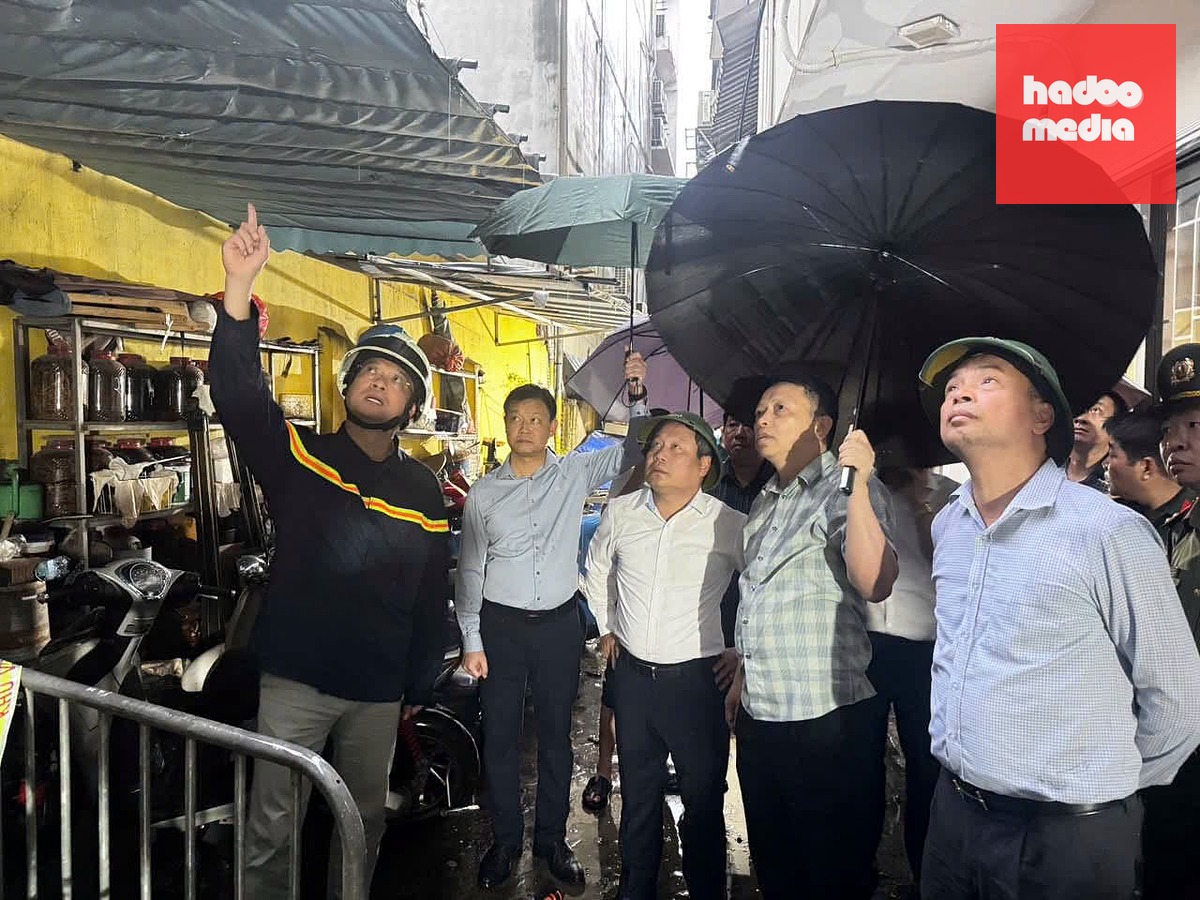 Chủ tịch UBND thành phố Hà Nội Vũ Đại Thắng (đứng giữa) có mặt tại hiện trường vụ cháy sáng sớm nay - Ảnh: HỒNG QUANG