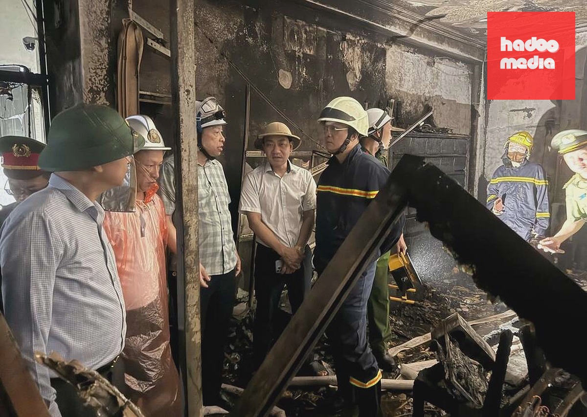 Thiếu tướng Nguyễn Hồng Ky, Phó Giám đốc Công an thành phố chỉ đạo các lực lượng tại hiện trường vụ cháy. Ảnh: Công an cung cấp