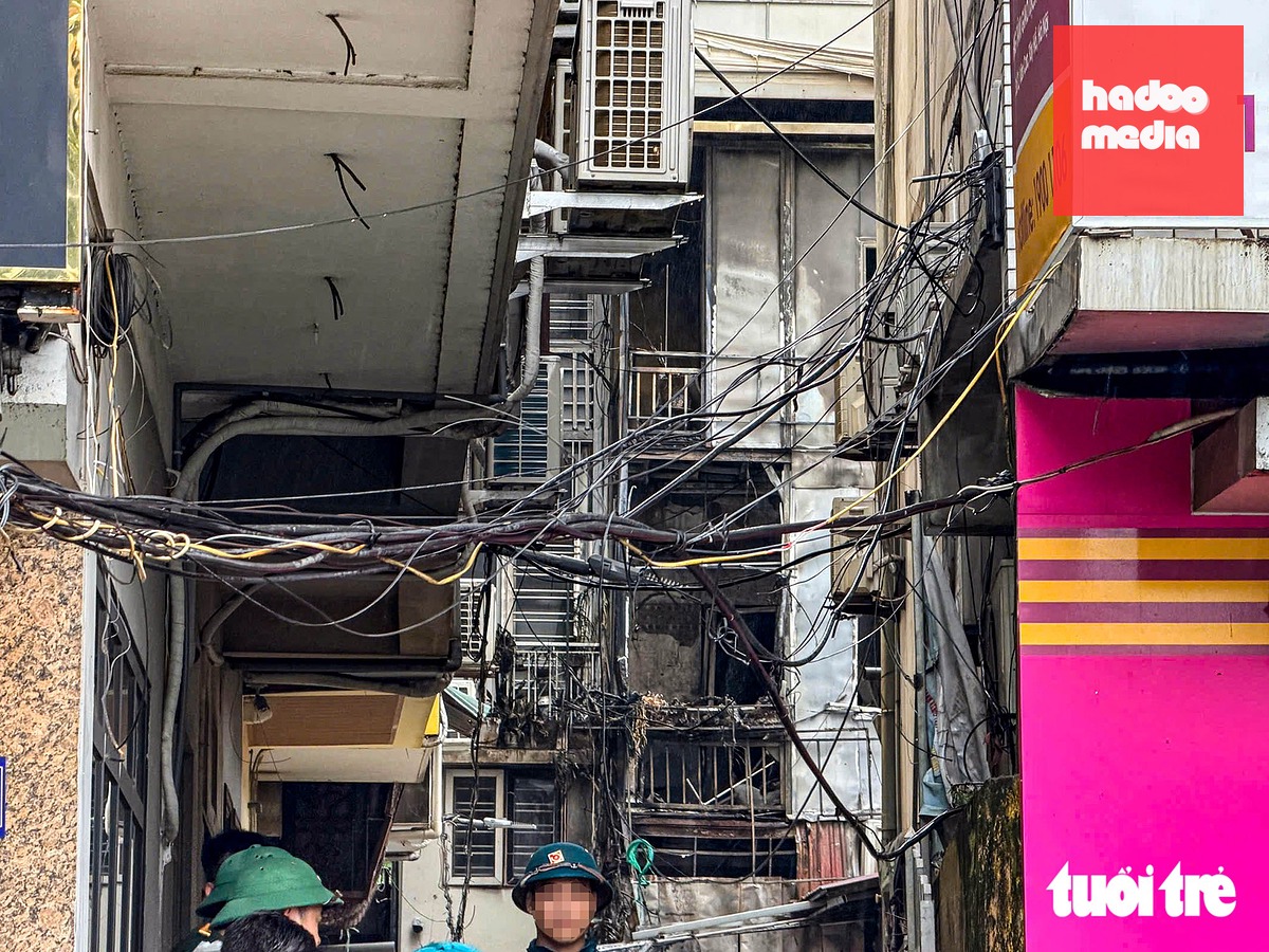 Ngôi nhà xảy ra hỏa hoạn nằm trong ngõ nhỏ, cách đường Văn Cao khoảng hơn 20m - Ảnh: HỒNG QUANG