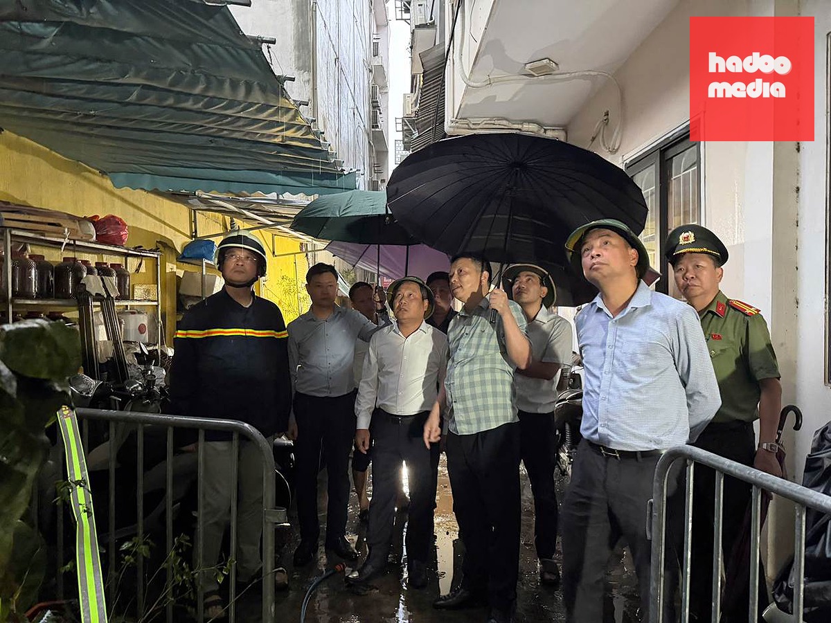 Chủ tịch UBND thành phố Hà Nội Vũ Đại Thắng (đứng giữa) có mặt tại hiện trường vụ cháy sáng sớm nay