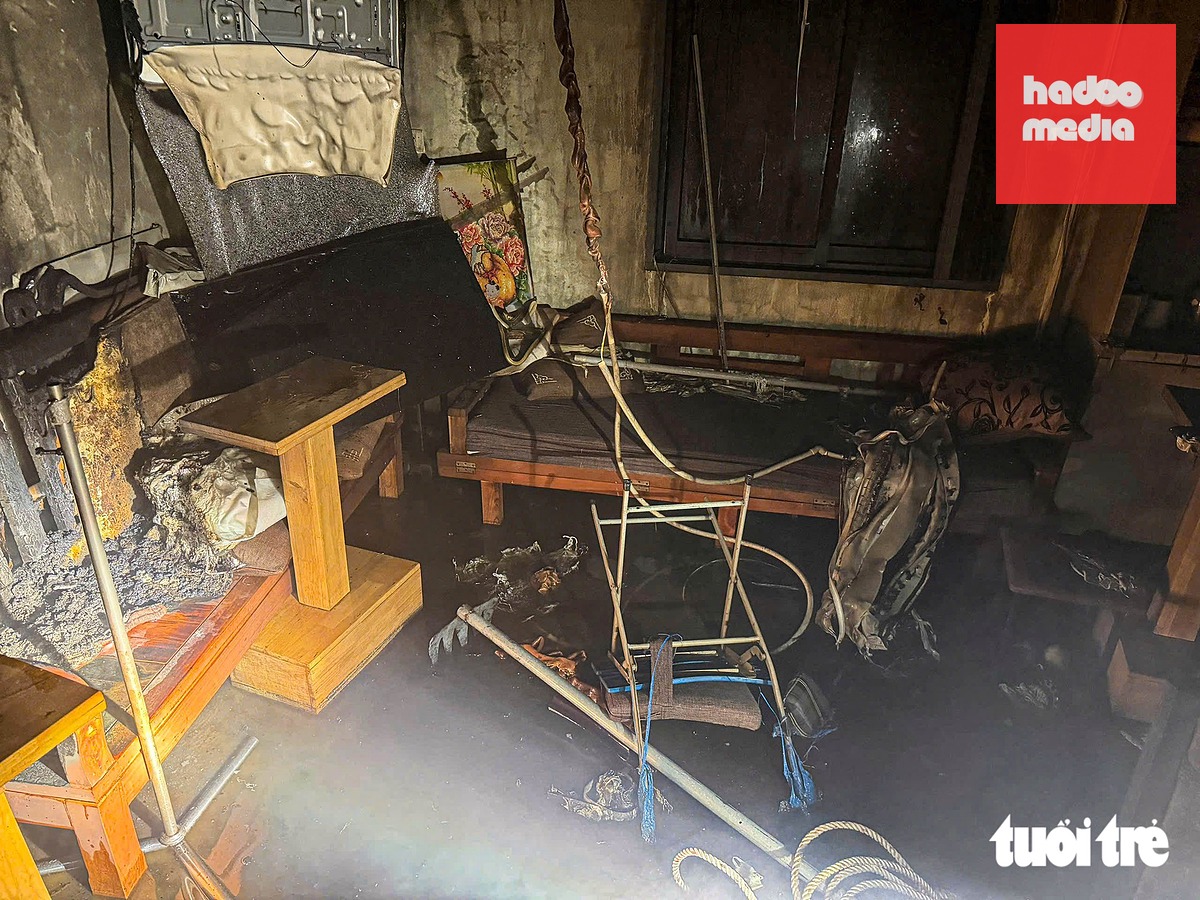 Đồ đạc phía trong nhà bị thiêu rụi sau vụ hỏa hoạn