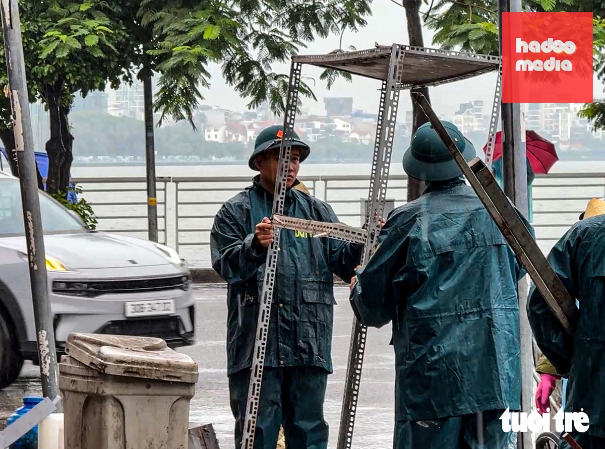 Nhiều đồ đạc phía trong được đưa ra ngoài vào sáng 16-9