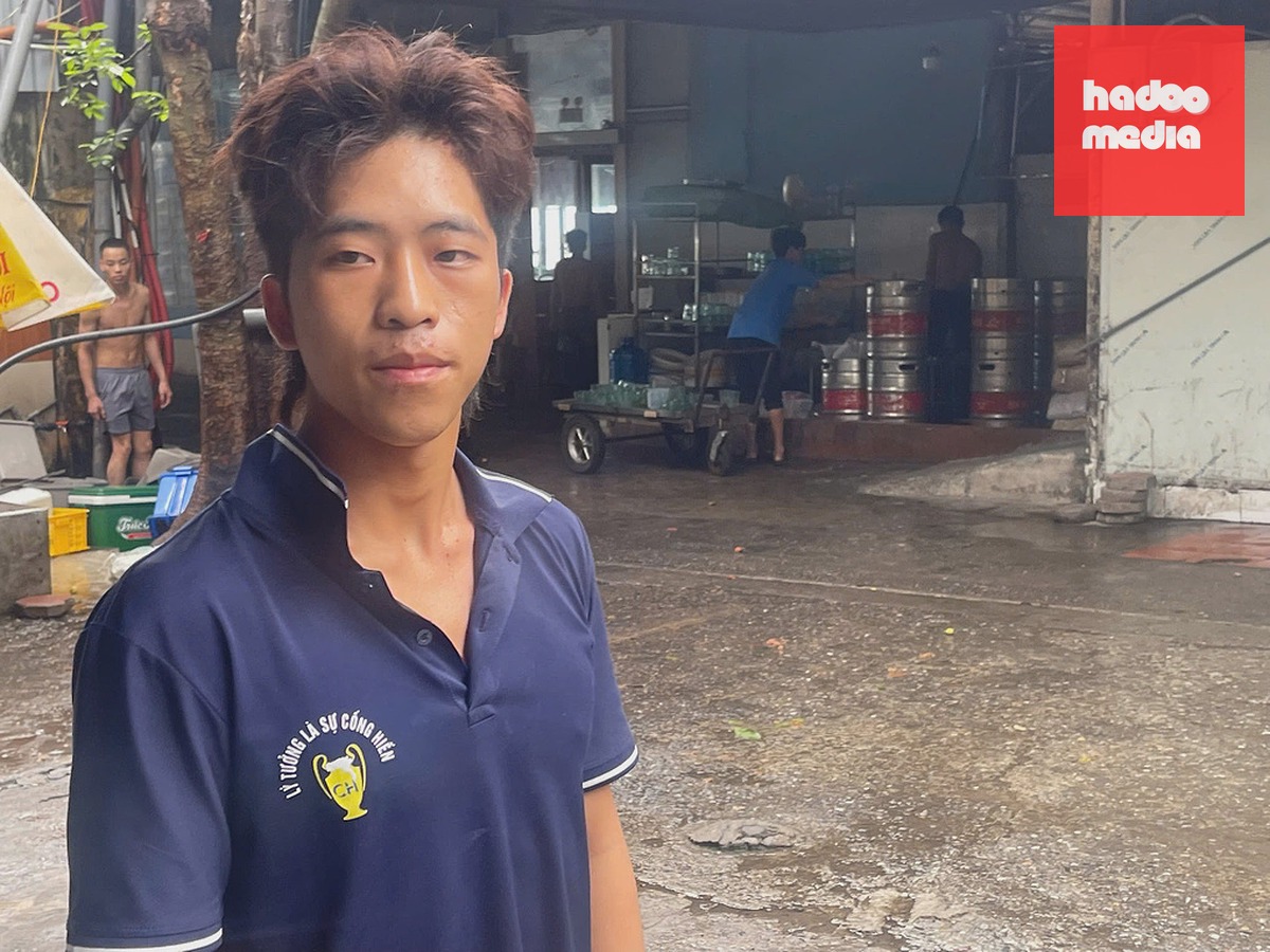 Vàng Mí Lử cùng một số nhân viên tại quán bia tham gia hỗ trợ nạn nhân thoát khỏi đám cháy. Ảnh: Việt An
