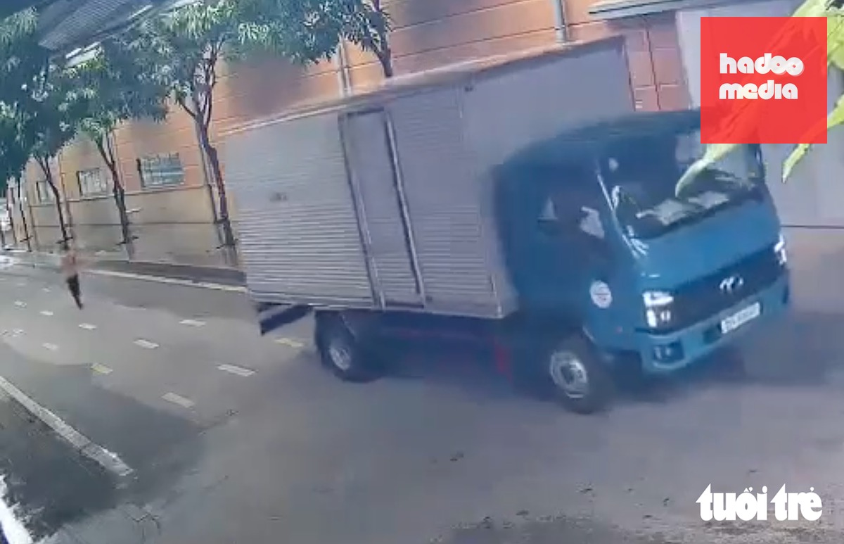 Hiện trường vụ tai nạn xe tải lùi cán chết nữ công nhân trong khuôn viên nhà máy may mặc - Ảnh: Bạn đọc cung cấp