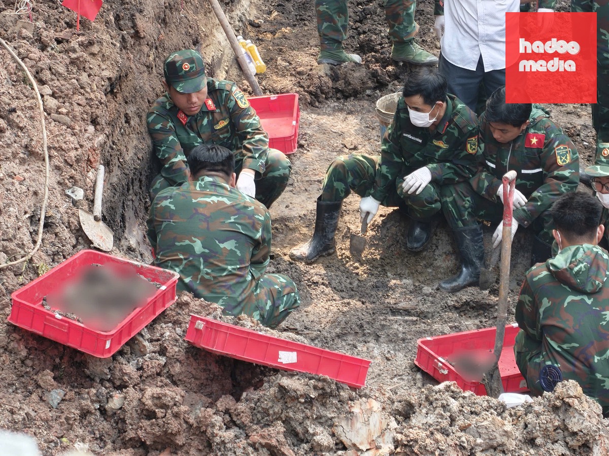 Sáng 19-7, Đội K74 tiếp tục thực hiện nhiệm vụ tại rãnh thứ hai khu A trong công viên Lê Thị Riêng - Ảnh: TRÍ ĐỨC