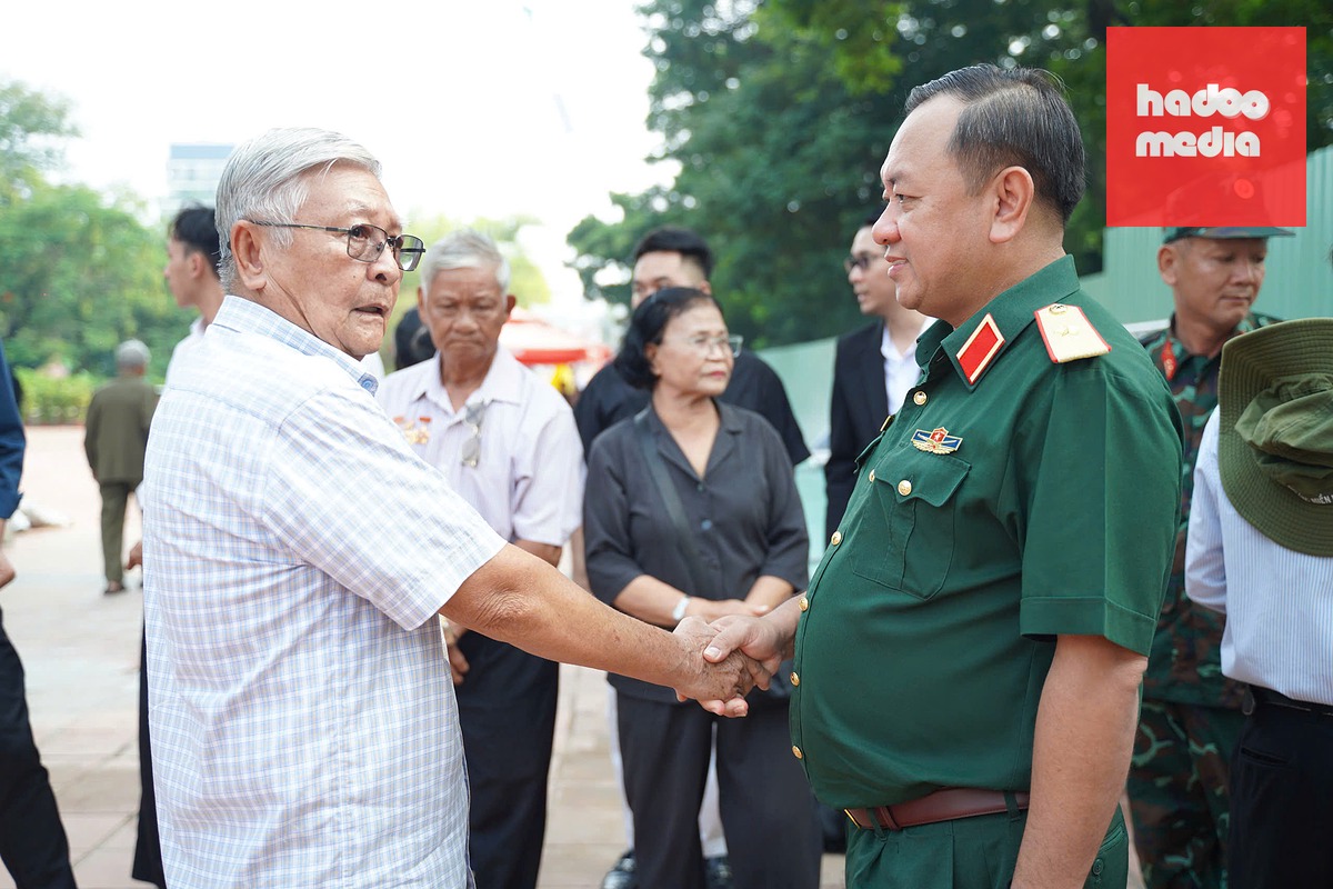 Thiếu tướng Nguyễn Thành Trung, Chính ủy Bộ Tư lệnh TP.HCM, trao đổi với các cựu chiến binh thuộc Câu lạc bộ kháng chiến Biệt động Sài Gòn - Gia Định để thu thập thêm thông tin phục vụ tìm kiếm, xác định danh tính hài cốt liệt sĩ - Ảnh: TRÍ ĐỨC
