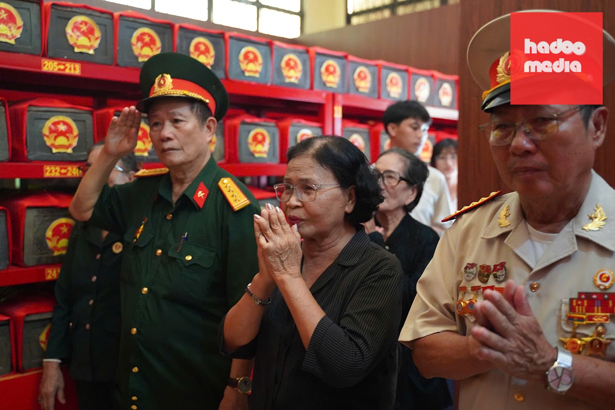Bà Nguyễn Thị Bích Nga, Chủ nhiệm CLB Truyền thống Kháng chiến Khối Biệt động Sài Gòn - Gia Định (giữa) và các cựu chiến binh thành kính tại nhà quàn hài cốt các anh hùng liệt sĩ ở công viên Lê Thị Riêng - Ảnh: TRÍ ĐỨC